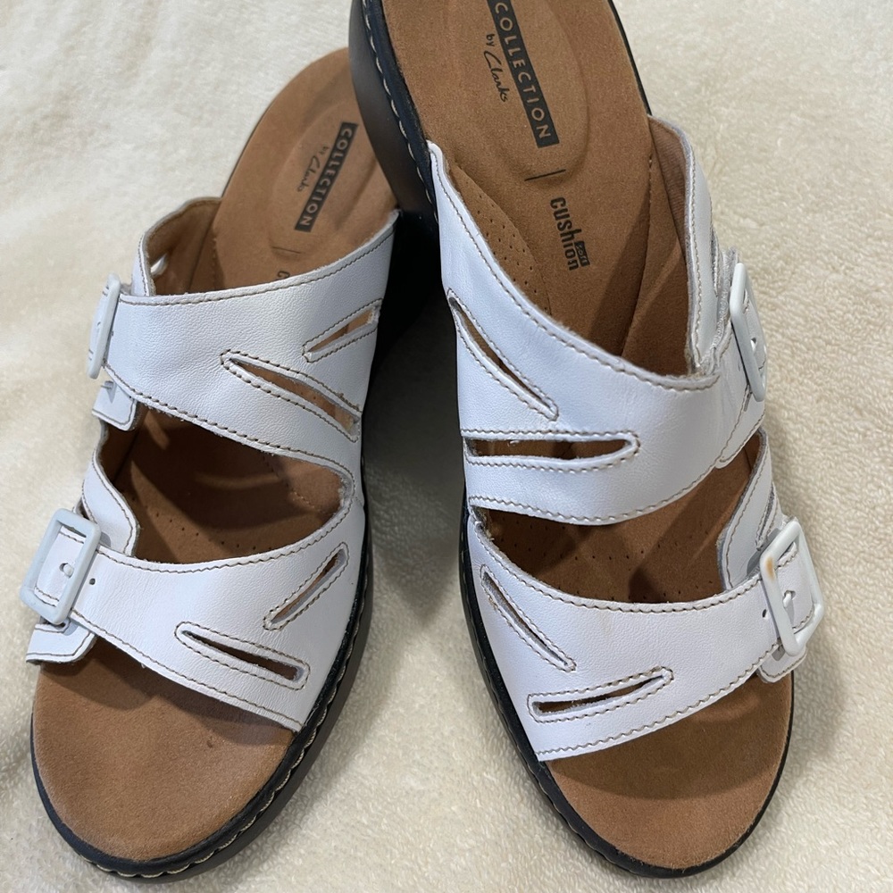 Clarks soft cushion collection sandal. White Size 8W